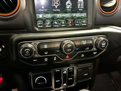 Used 2022 Jeep Gladiator Mojave w/ Trailer Tow Package AWD/4WD image 16