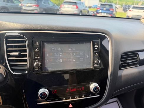 Used 2020 Mitsubishi Outlander SE AWD/4WD image 17