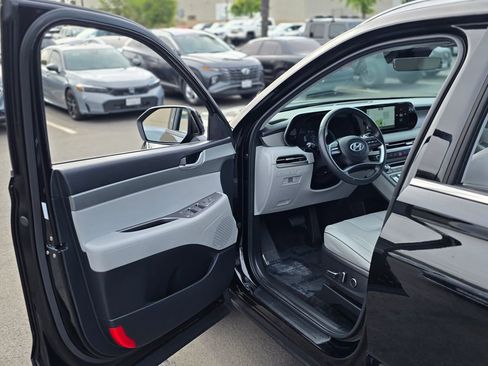 Used 2025 Hyundai Palisade SEL FWD image 39
