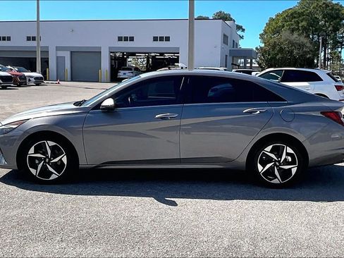 Used 2022 Hyundai Elantra Limited image 8