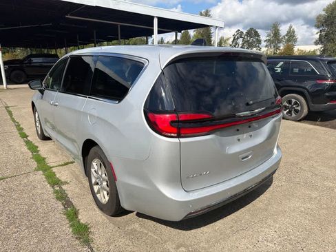 Used 2024 Chrysler Pacifica Touring-L FWD image 5