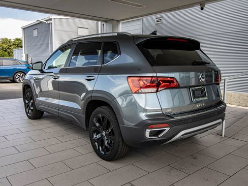 Used 2023 Volkswagen Taos SE w/ Panoramic Sunroof Package FWD image 12