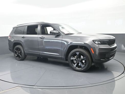 Used 2023 Jeep Grand Cherokee L Laredo image 8