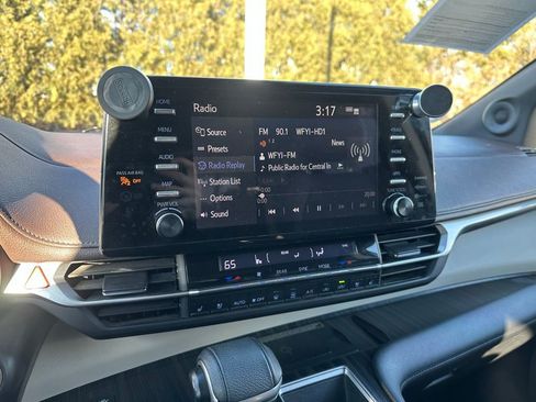 Used 2022 Toyota Sienna Platinum image 22