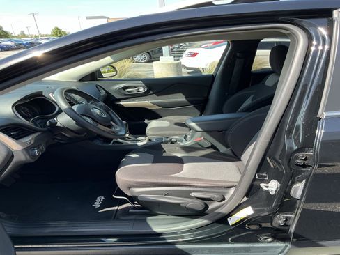 Used 2018 Jeep Cherokee Latitude image 11