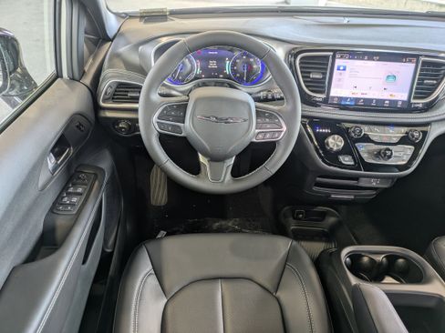 New 2026 Chrysler Pacifica Select image 17