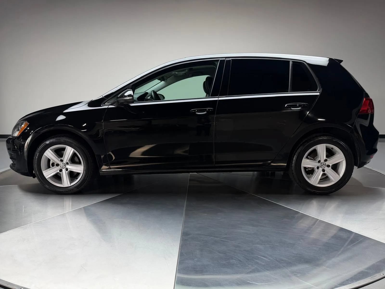 Used 2017 Volkswagen Golf S FWD image 4