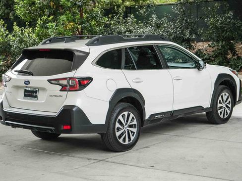 Used 2023 Subaru Outback Premium AWD/4WD image 6