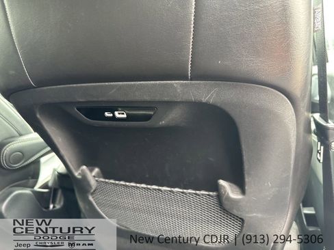 Used 2025 Chrysler Pacifica Limited FWD image 22