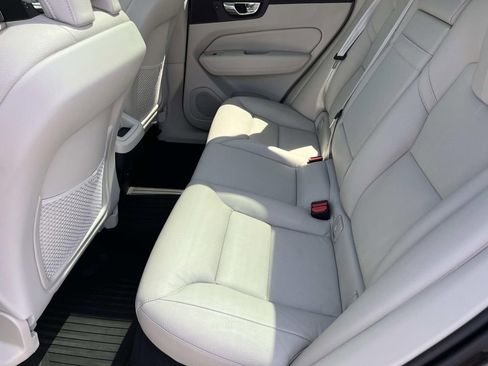 Used 2021 Volvo XC60 T5 Momentum w/ Premium Package FWD image 18