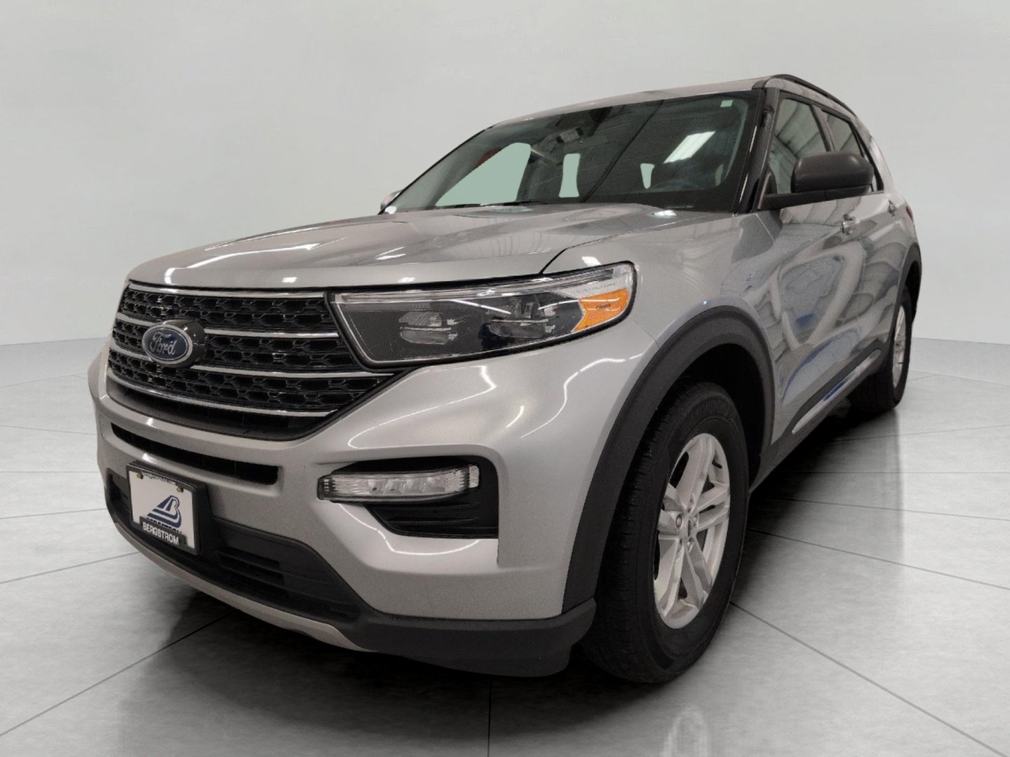 Used 2024 Ford Explorer XLT w/ Equipment Group 202A AWD/4WD image 40