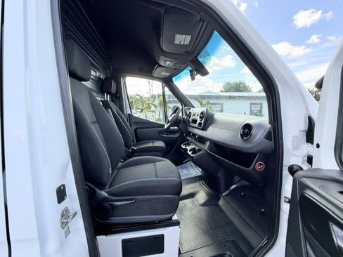 Used 2019 Freightliner Sprinter 2500 RWD image 17