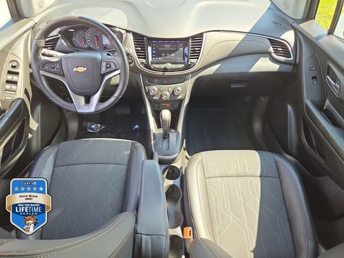 Certified 2022 Chevrolet Trax LT w/ LT Convenience Package FWD image 12