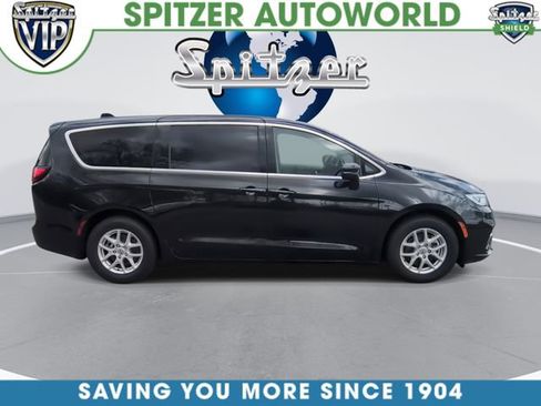 Used 2023 Chrysler Pacifica Touring-L FWD image 10