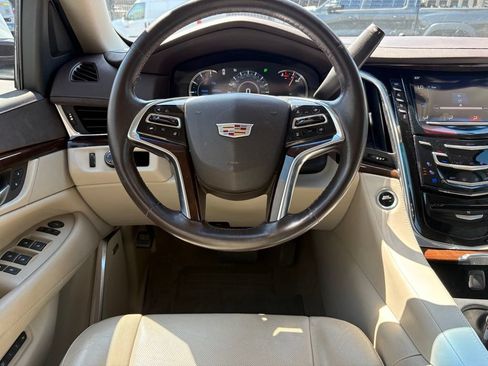 Used 2017 Cadillac Escalade 2WD image 7