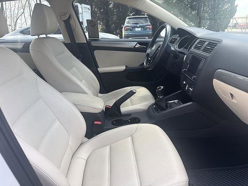 Used 2017 Volkswagen Jetta SE image 20
