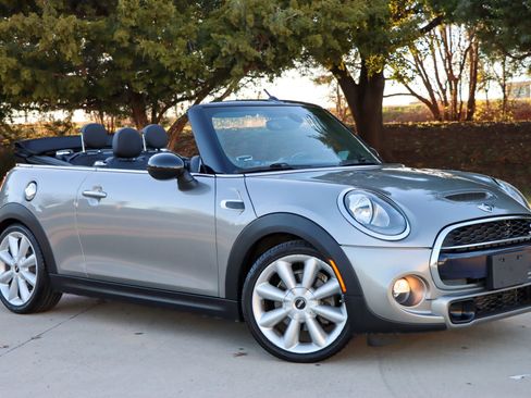Used 2017 MINI Cooper S image 1