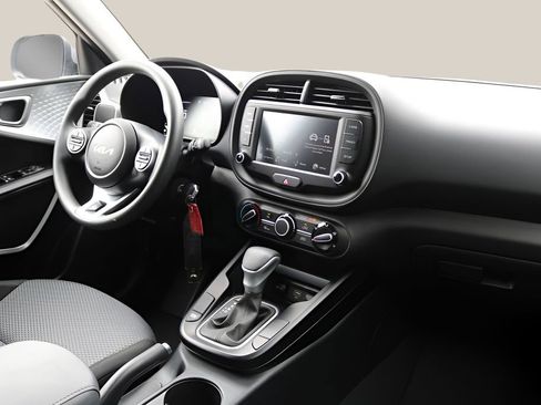 Used 2025 Kia Soul LX w/ LX Technology Package FWD image 19