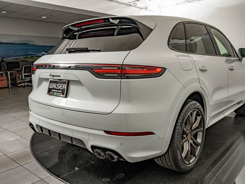 Certified 2023 Porsche Cayenne Platinum Edition AWD/4WD image 19