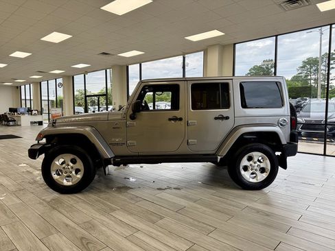 Used 2014 Jeep Wrangler Unlimited Sahara w/ Dual Top Group AWD/4WD image 4