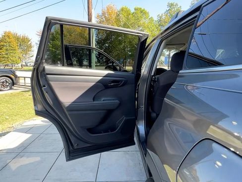 Used 2024 Toyota Highlander LE image 39