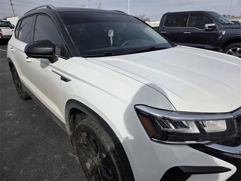 Used 2024 Volkswagen Taos SE image 8