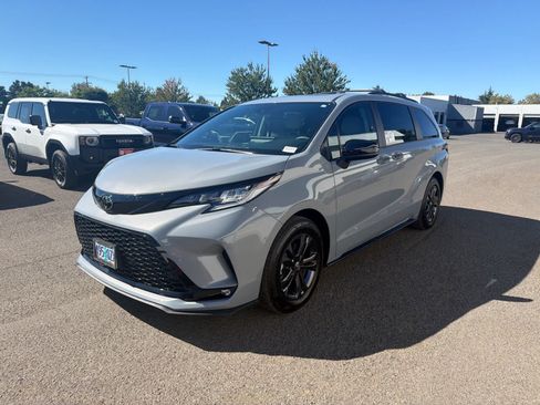 Used 2026 Toyota Sienna XSE AWD/4WD image 7