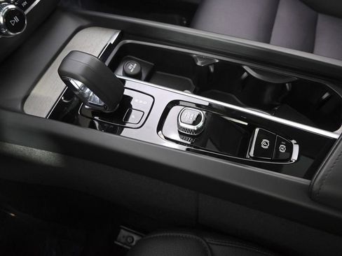 Used 2025 Volvo XC60 B5 Plus image 30