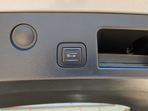 Used 2025 Chevrolet Equinox LT w/ Convenience Package II FWD image 9