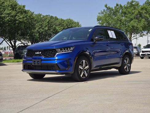 Certified 2022 Kia Sorento S w/ Panoramic Sunroof Package FWD image 2