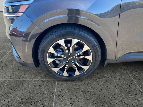 Used 2023 Kia Carnival EX image 14