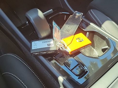 Used 2023 Volvo XC40 B5 Plus image 23