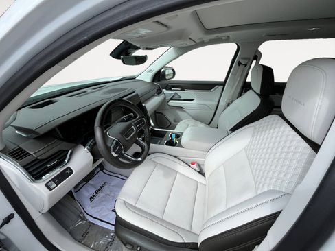 Used 2025 GMC Acadia Denali w/ Super Cruise Package FWD image 11