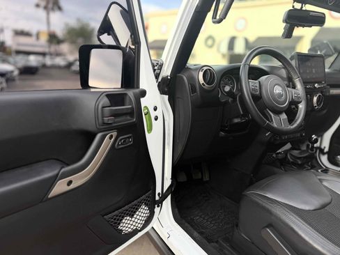 Used 2017 Jeep Wrangler Sahara image 22