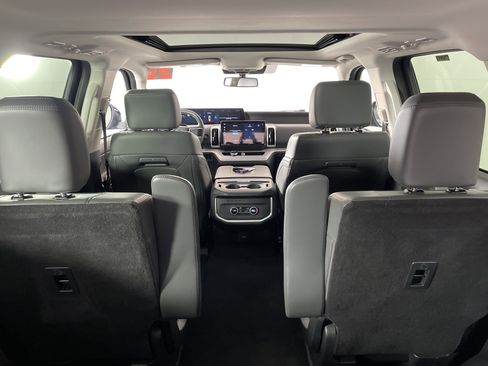 Used 2025 Ford Expedition Active image 17