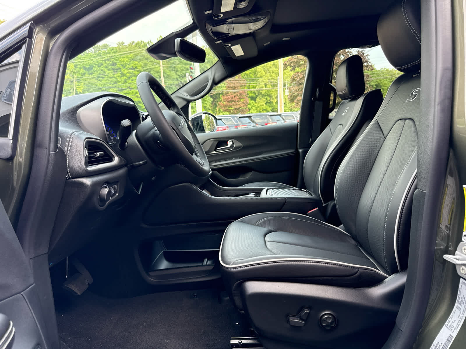New 2027 Chrysler Pacifica Limited AWD/4WD image 15