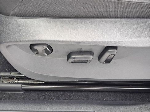 Used 2022 Volkswagen Tiguan SE image 7