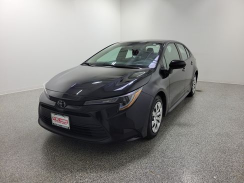 Used 2024 Toyota Corolla LE FWD image 2