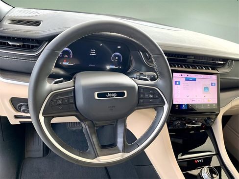 Used 2023 Jeep Grand Cherokee Limited image 32