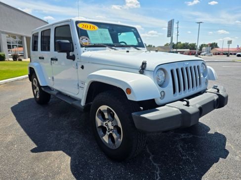 Used 2018 Jeep Wrangler Unlimited Sahara w/ Connectivity Group AWD/4WD image 4