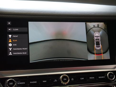 Used 2022 Bentley Flying Spur Plug-In Hybrid AWD/4WD image 17
