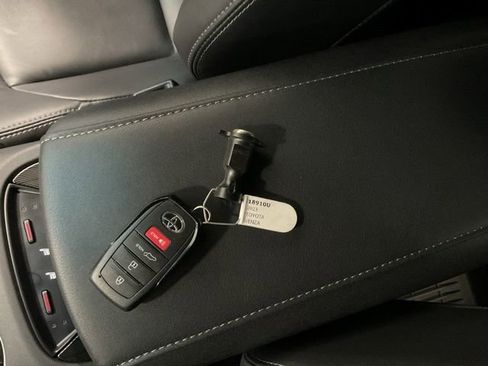 Used 2023 Toyota Venza XLE AWD/4WD image 22