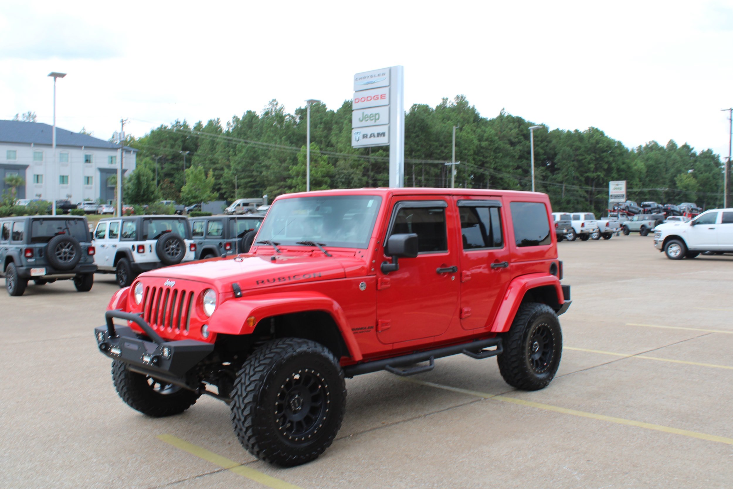 Used 2015 Jeep Wrangler Unlimited Rubicon w/ Connectivity Group AWD/4WD image 1