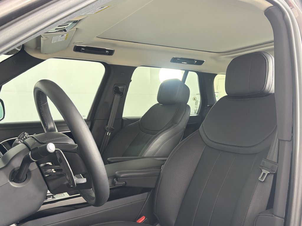 Used 2025 Land Rover Range Rover SE AWD/4WD image 5