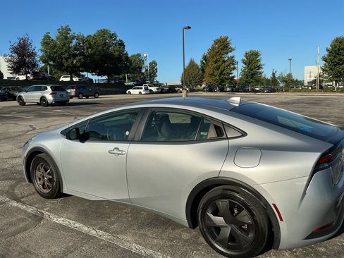 Used 2025 Toyota Prius LE FWD image 2