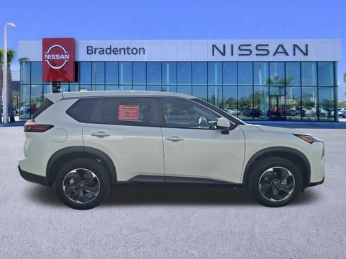 Certified 2024 Nissan Rogue SV FWD image 4