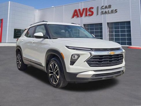Used 2025 Chevrolet TrailBlazer LT AWD/4WD image 3