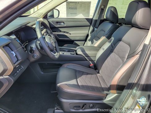 New 2025 Nissan Pathfinder Platinum image 8