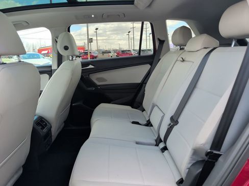 Used 2018 Volkswagen Tiguan SE w/ Panoramic Sunroof Package image 19