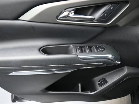 Used 2025 Chevrolet Traverse LT image 13